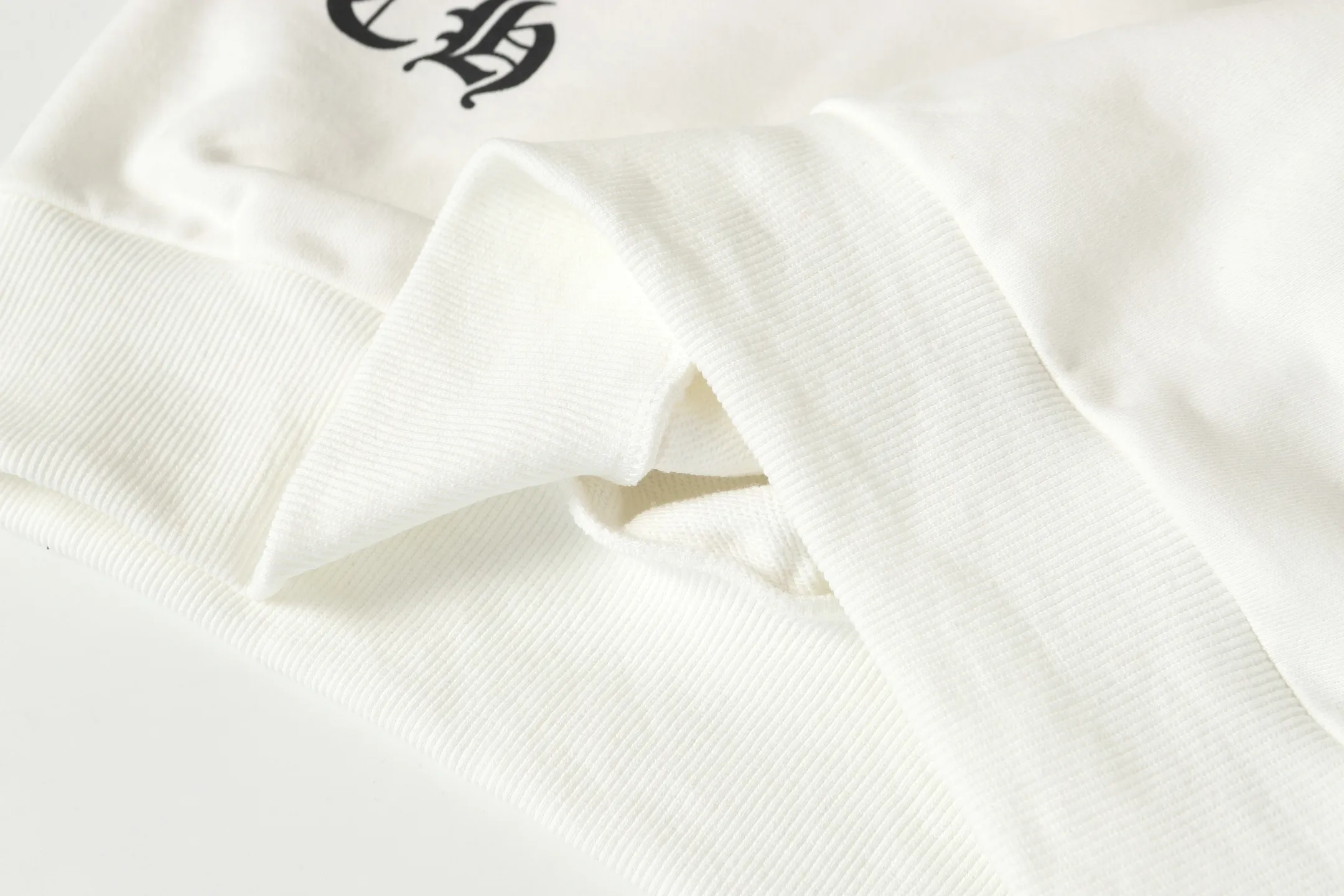 P210 Round neck sweatshirt. Remember to note sweatshirt when ordering #Y2902 Cross-border running quantity model. Please do not place an order if you pursue perfection. -Chrome Hearts/Chrome Hearts 23ss Sanskrit printed popular round neck sweatshirt -High weight, high density and high quality. The wool is soft, delicate and skin-friendly. Soft and silky to the touch. Excellent warmth and skin-friendliness. -Colour: black white -Size: S M L XL